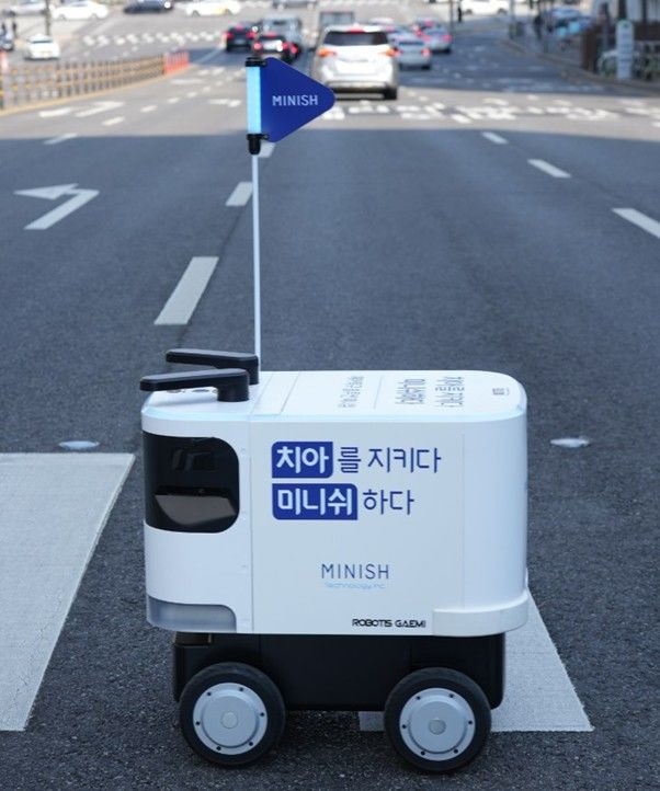 [서울=뉴시스] 미니쉬테크놀로지는 국내 치과업계 최초로 인공지능(AI) 자율주행 로봇을 활용한 수복물 운반시스템을 도입했다고 17일 밝혔다. (사진=미니쉬테크놀로지 제공) 2025.06.17. photo@newsis.com *재판매 및 DB 금지