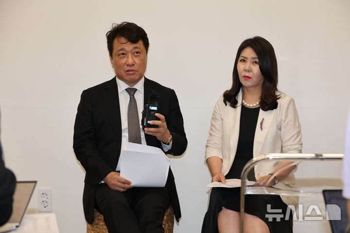 [전주=뉴시스] 강경호 기자 = 17일 전북 전주시 완산구 하얀양옥집에서 진행된 24회 2025 전주세계소리축제 프로그램 발표회에서 발표가 끝난 뒤 이왕준 세계소리축제 조직위원장(왼쪽)과 김희선 세계소리축제 집행위원장이 기자들의 질문에 답하고 있다. 2025.06.17. lukekang@newsis.com