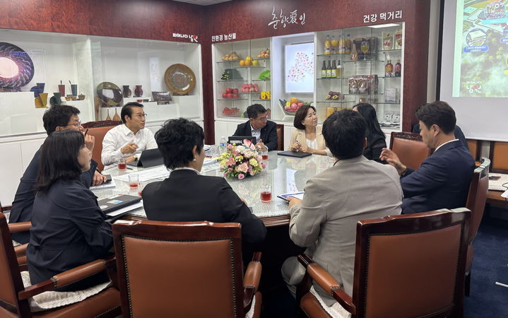 [남원=뉴시스] 지난 16일 남원시청에서 열린 '2025 남원국제드론제전 with 로봇 착수보고회', 최경식 시장 등 참석자들이 대회 준비 영상자료를 시청하고 있다. *재판매 및 DB 금지