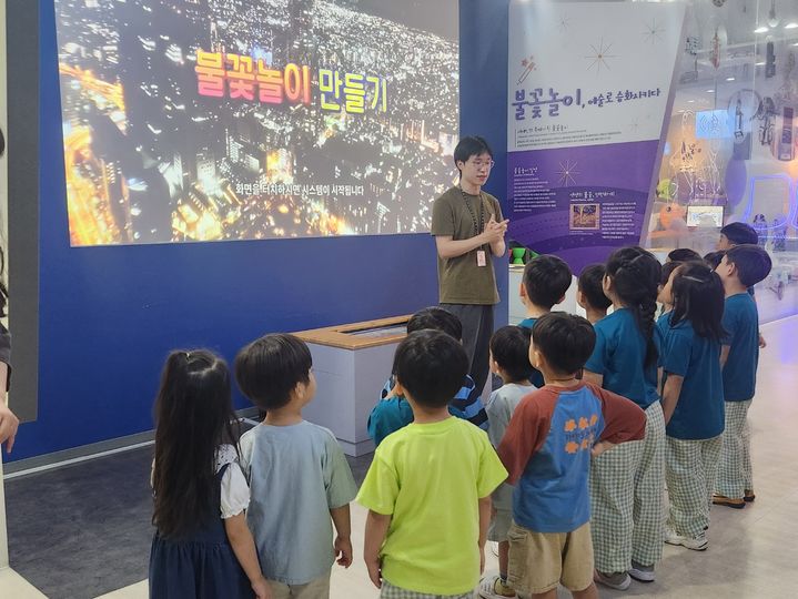 [대전=뉴시스] 대전 유성구 '2025 나DO나DO 발명키즈랩'에 참여한 어린이들이 체험을 하고 있다. *재판매 및 DB 금지