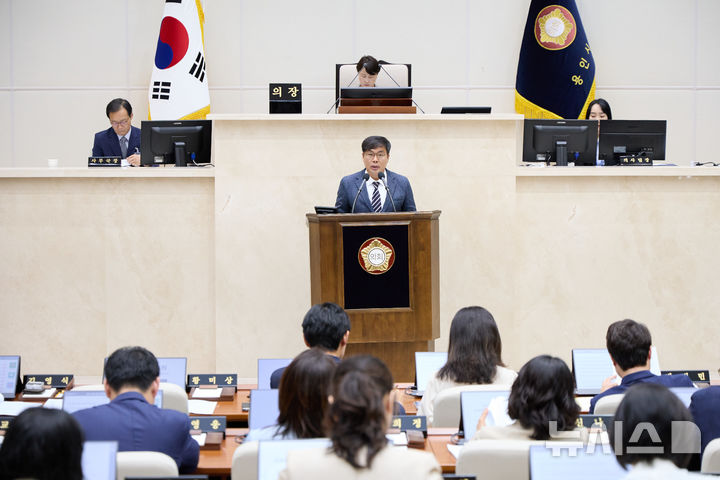 [용인=뉴시스]결의안을 낭독하는 임현수 의원(사진=용인시의회 제공)2025.06.17.photo@newsis.com