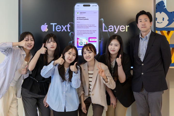 칸 퓨처 라이언즈 수상자들이 출품작 'Text Layer(텍스트 레이어)' 이미지 앞에서 기념 촬영을 하고 있다. (왼쪽부터) 박지영, 김근아, 이수민, 정하은, 이경민 학생과 문장호 홍보광고학과 교수. (사진=숙명여대 제공)&nbsp; *재판매 및 DB 금지