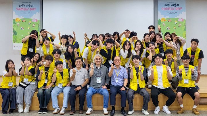 [대전=뉴시스] 우송대학교 언어치료·청각재활학과 학생들과 교수들. (사진=우송대 제공) *재판매 및 DB 금지