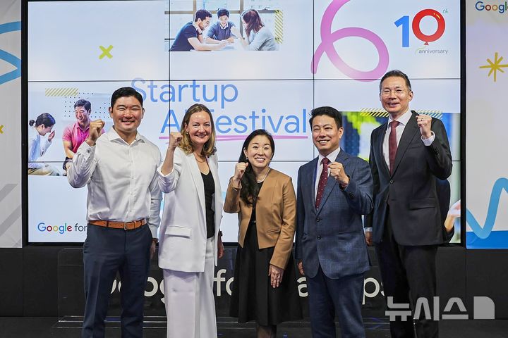 [서울=뉴시스] 구글이 17일 오전 서울 강남구 구글 스타트업 캠퍼스 서울에서 '스타트업 AI 페스티벌'을 열었다. (왼쪽부터) 마이크 김 구글 스타트업 캠퍼스 아태지역 총괄, 캐런 피스터 구글 스타트업 캠퍼스 글로벌 디렉터, 조이 사쿠라이 주한 미대사관 공관 차석, 임정욱 중소벤처기업부 창업벤처혁신실장, 김경훈 구글코리아 사장이 기념촬영을 하고 있다. (사진=구글 제공)