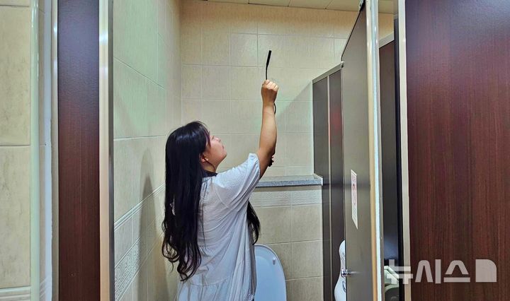 [전주=뉴시스]윤난슬 기자 = 전북 전주시설공단은 본격적인 여름 휴가철을 앞두고 시민들의 불안감을 해소하고자 야외 체육시설 내 공중화장실과 탈의실 등을 대상으로 불법 촬영기기 일제 점검에 나선다고 17일 밝혔다. (사진=전주시설공단 제공)