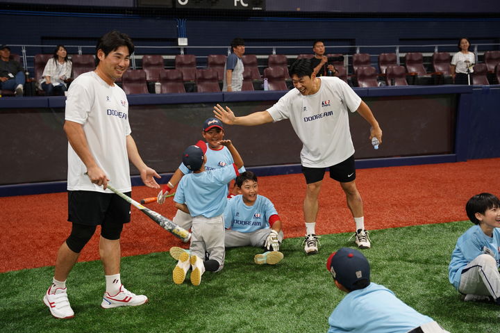 [서울=뉴시스]프로야구 키움 히어로즈의 주장 송성문과 임지열이 지난 16일 서울 고척스카이돔에서 열린 유소년 야구클리닉 '두드림(DODREAM)'에 참가한 학생들을 지도하고 있다. (사진=한국프로야구선수협회 제공) 2025.06.17. photo@newsis.com *재판매 및 DB 금지