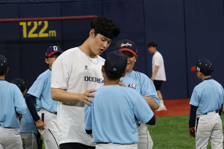 [서울=뉴시스]프로야구 키움 히어로즈의 투수 정현우가 지난 16일 서울 고척스카이돔에서 열린 유소년 야구클리닉 '두드림(DODREAM)'에 참가한 학생들을 지도하고 있다. (사진=한국프로야구선수협회 제공) 2025.06.17. photo@newsis.com *재판매 및 DB 금지