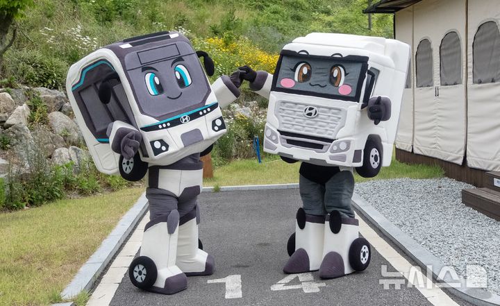 [전주=뉴시스]윤난슬 기자 = 현대자동차 전주공장은 완주군 인구 10만 돌파를 기념하고, 15만명 달성을 기원하기 위해 미혼남녀 대상 특별 데이트 이벤트 'H-불멍물멍'을 오는 9월 진행한다고 17일 밝혔다. (사진=현대차 전주공장 제공) photo@newsis.com