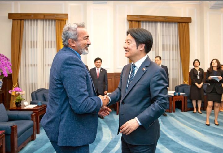 라이칭더 대만 총통(오른쪽)이 16일 타이베이 총통부에서 미 하원 친대만 의원 모임 '대만 코커스'의 방문단 대표 아미 베라의원과 만나 악수하고 있다. (출처: 자유시보) 2025.06.17. *재판매 및 DB 금지