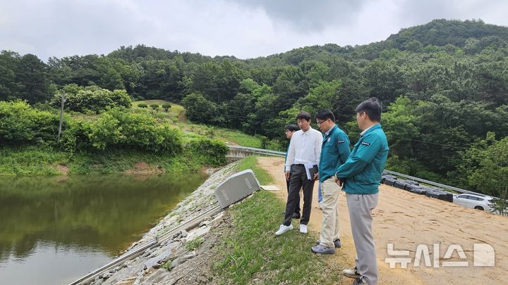 [홍성=뉴시스] 충남도, 호우대비 부여 구교소류지 현장 점검 모습. 