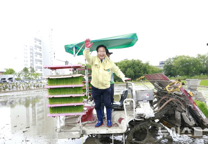 [완주=뉴시스] 17일 삼례읍 행정복지센터 일원에서 제2회 삼례읍 사랑 드리미(米) 모내기 행사를 열린 가운데 유희태 완주군수와 유의식 완주군의회 의장을 비롯해 이장협의회, 새마을부녀연합회, 주민자치위원회, 지역사회보장협의체, 삼례농협, 삼례번영회 6개 단체 참가자들이 기념촬영을 하고 있다. 2025.06.17  *재판매 및 DB 금지