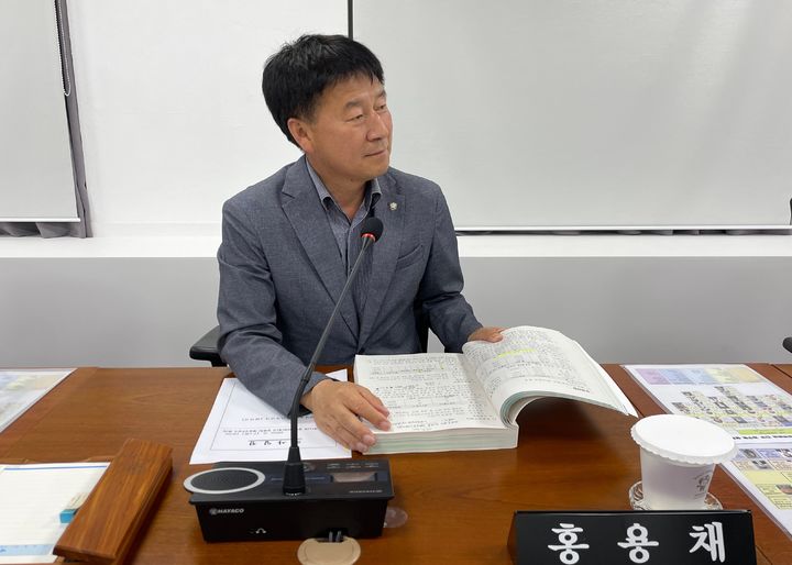 [창원=뉴시스] 홍용채 경남 창원시의원이 17일 열린 복지여성보건국 행정사무감사에서 복지 사각지대에 놓인 가족돌봄청년 발굴을 위한 민·관 협업을 촉구하고 있다. (사진=창원시의회 제공) 2025.06.17. photo@newsis.com *재판매 및 DB 금지