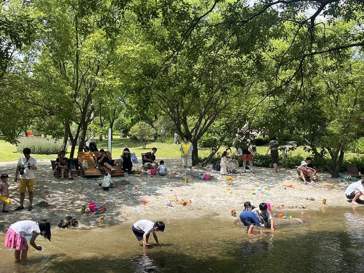 [순천=뉴시스] 순천만국가정원 '아이-정원'에서 나들이 나온 시민들이 휴식을 하고 있다. (사진=순천시 제공) 2025.06.17. photo@newsis.com *재판매 및 DB 금지
