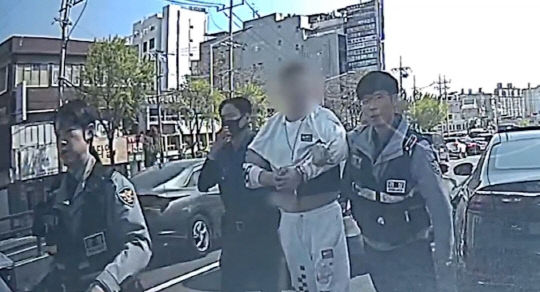 [대전=뉴시스] 추격 끝에 검거된 30대 피의자.(사진=대전경찰청 제공).2025.06.17.photo@newsis.com. *재판매 및 DB 금지