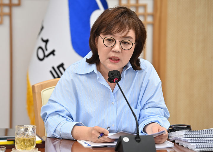 [안동=뉴시스] 17일 간부회의에서 양금희 경북도 경제부지사. 비상경제대응TF 출범을 지시하고 있다. (사진=경북도 제공) 2025.06.17. photo@newsis.com *재판매 및 DB 금지
