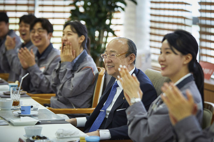 [서울=뉴시스] 17일 김승연 한화그룹 회장이 한화토탈에너지스 대산공장 직원들과 오찬을 하며 환담을 나누고 있다.(사진제공=한화). 2025.06.17. photo@newsis.com *재판매 및 DB 금지