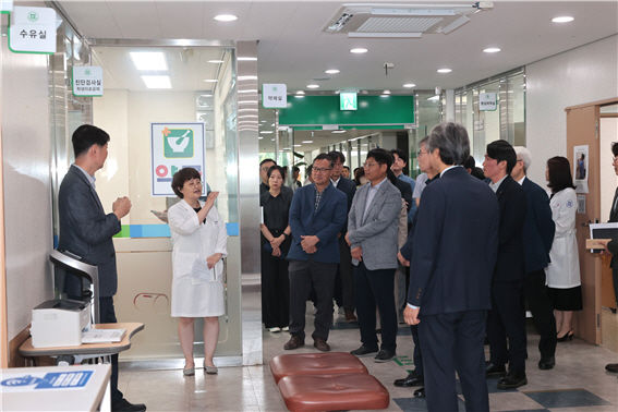 [광주=뉴시스] 이근배 총장을 비롯한 전남대 보직자와 직원들이 최근 용봉캠퍼스 보건진료소 내 문을 연 정신건강클리닉을 둘러보고 있다. (사진 제공 = 전남대). 2025.06.17. photo@newsis.com *재판매 및 DB 금지