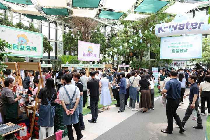 [대전=뉴시스] 17일 수자원공사 대전 본사서 열린 댐주변 지역농가 직거래 장터의 모습.(사진=수자원공사 제공) *재판매 및 DB 금지