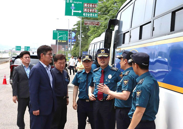 [인천=뉴시스] 김도형 인천경찰청장이 17일 인천 강화군에서 대북단체의 대북전단 살포와 관련해 대응 상황을 점검 하고 있다. (사진=인천경찰청 제공) 2025.06.17. photo@newsis.com *재판매 및 DB 금지