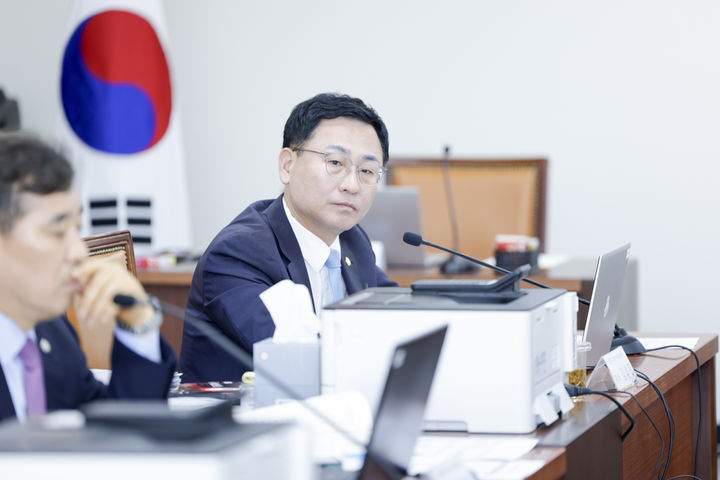 구리시의회 김성태 의원이 2025년도 구리시의회 행정사무감사에서 집행부의 기증 예술작품 관리 부실 문제를 지적하고 있다. (사진=구리시의회 제공) photo@newsis.com *재판매 및 DB 금지