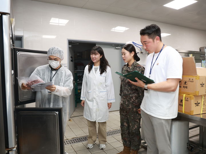 부대 내 식당 식자재 관리상태 점검 모습. *재판매 및 DB 금지