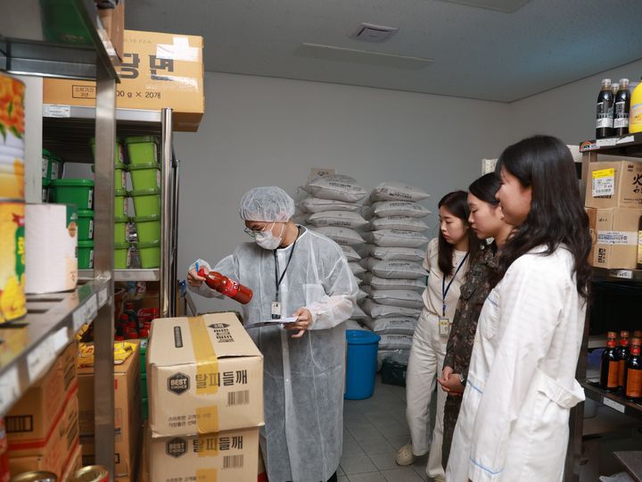 부대 내 식당 식자재 관리상태 점검 모습. *재판매 및 DB 금지
