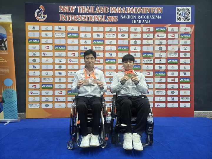 [울산=뉴시스] 울산 중구청 소속 장애인배드민턴 국가대표 박해성·정재군이 지난 10일부터 15일까지 태국 나콘랏차시마(코랏)에서 열린 '태국 장애인배드민턴 국제대회'에서 금메달 1개, 동메달 4개 등 메달 5개를 획득했다. (사진=울산 중구 제공) 2025.06.17. photo@newsis.com *재판매 및 DB 금지