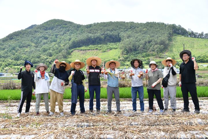 [경남소식]도의회 경제환경위, 양파 농가서 '일손돕기' 등