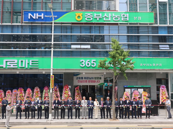 [부산=뉴시스] 부산 사상구 중부산농협 본점 종합청사 준공행사에서 참가자들이 기념사진을 촬영하고 있다. (사진=부산농협 제공) 2025.06.17. photo@newsis.com *재판매 및 DB 금지