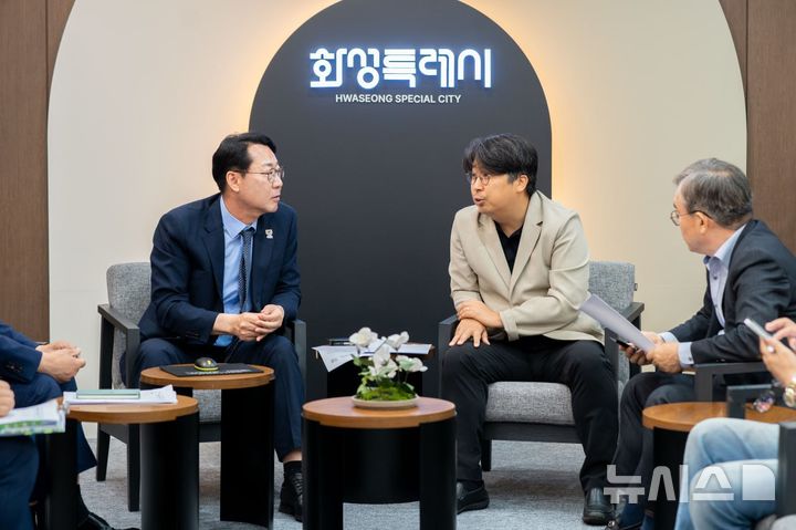 [오산=뉴시스] 차지호 국회의원(사진 가운데 오른쪽)이 17알 화성시청 시장 접견실에서 정명근 화성시장과 면담을 하고 있는 모습 (사진=차지호국회의원실 제공) 2025.06.17.photo@newsis.com 