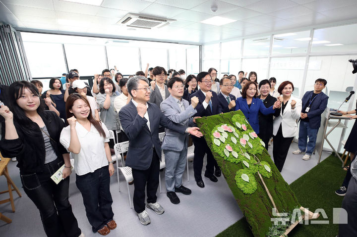 [광주=뉴시스] 박기웅 기자 = 17일 오전 광주 북구 용봉동 행복어울림센터에서 열린 '청년 일자리 스테이션 용봉' 개소식에서 문인 북구청장과 이도영 광주지방고용청장 등 관계자들이 퍼포먼스를 하고 있다. 청년 일자리 스테이션 용봉은 지역 청년을 위한 일자리 프로그램과 고용 정책 정보 등을 제공한다. (사진 = 광주 북구 제공) 2025.06.17. photo@newsis.com *재판매 및 DB 금지