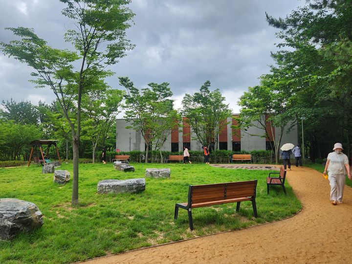 [울산=뉴시스] 울산 남구 문수실버복지관 야외공간에 조성된 맨발길 힐링놀이터. (사진=울산 남구 제공) 2025.06.17. photo@newsis.com *재판매 및 DB 금지