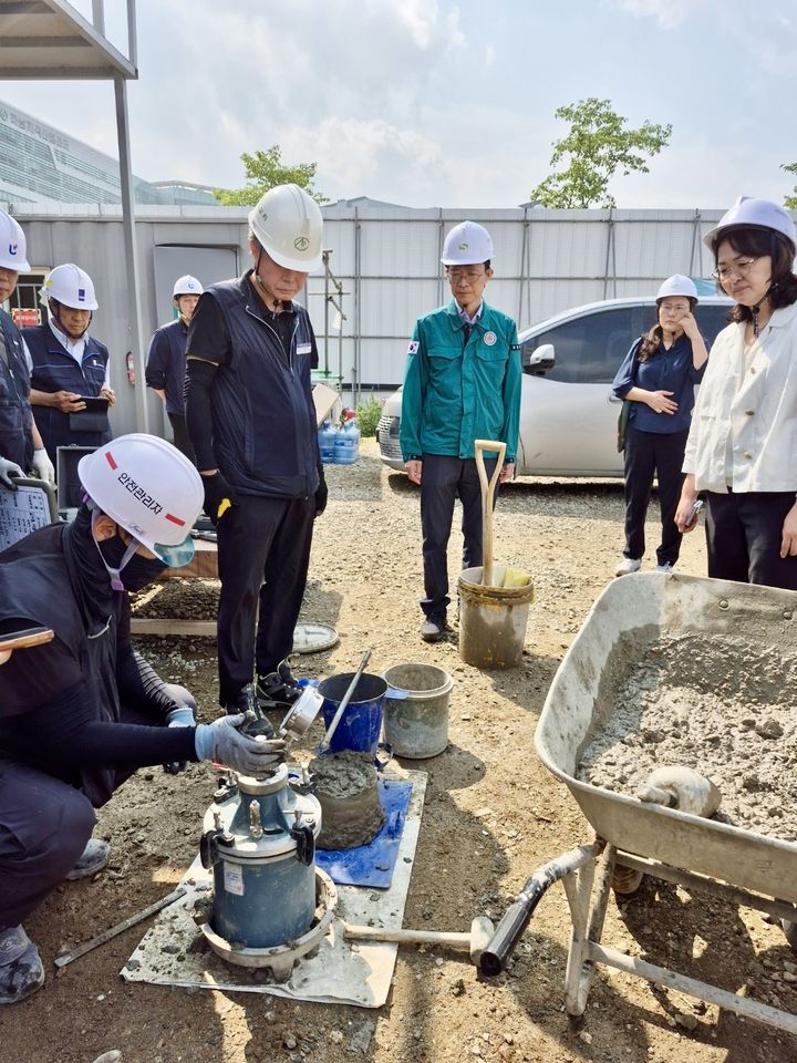 [하남=뉴시스] 강성민 조달청 구매사업국장(오른쪽서 세번째)이 17일 경기 하남 '경기도광주하남교육청 미사5중학교 신축공사' 현장을 방문, 장마철 대비 부실시공 예방을 위한 레미콘 품질점검을 하고 있다.(사진=조달청 제공) *재판매 및 DB 금지