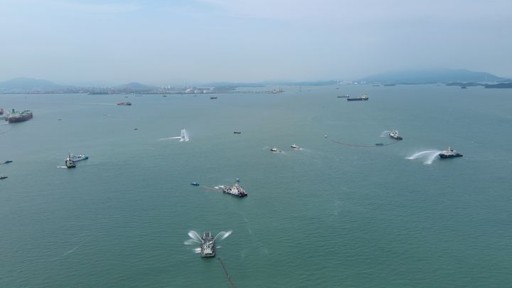 [여수=뉴시스] 17일 여수해상에서 원유 유출을 가장한 민·관·군 해상방제 훈련이 펼쳐지고 있다. (사진=여수해경 제공) 2025.06.17. photo@newsis.com *재판매 및 DB 금지