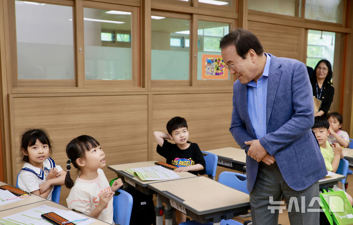 [군산=뉴시스]윤난슬 기자 = 서거석 전북특별자치도교육감이 17일 군산금빛초등학교를 방문해 늘봄학교 운영 상황을 점검하고, 학교 관계자들과 간담회를 가졌다. (사진=전북교육청 제공) 2025.06.17. photo@newsis.com 