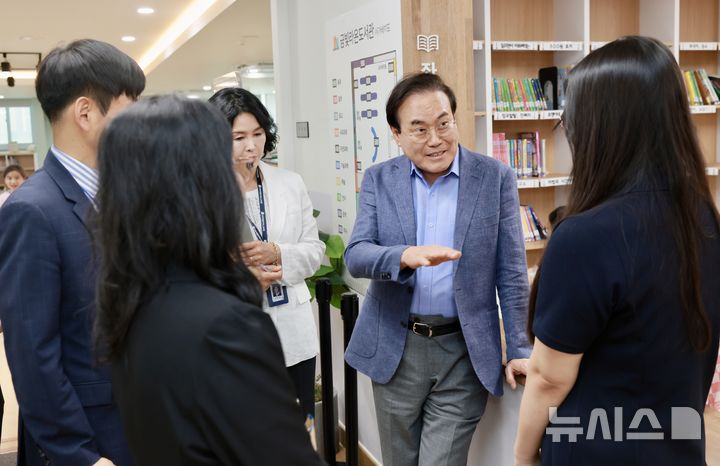 [군산=뉴시스]윤난슬 기자 = 서거석 전북특별자치도교육감이 17일 군산금빛초등학교를 방문해 늘봄학교 운영 상황을 점검하고, 학교 관계자들과 간담회를 가졌다. (사진=전북교육청 제공) 2025.06.17. photo@newsis.com 