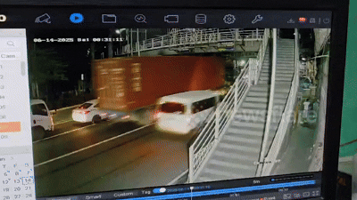 [뉴시스] 필리핀 마닐라의 한 도로에서 트레일러가 고가도로와 충돌하며 뒤따라오던 차량을 덮쳤다. (사진=docnhanh) *재판매 및 DB 금지