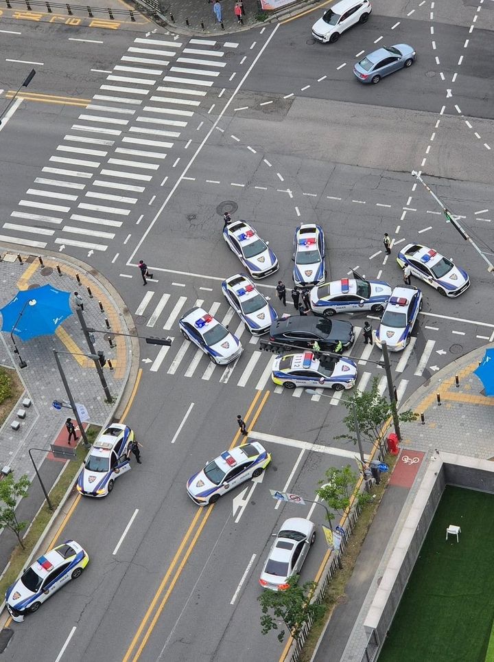 [서울=뉴시스] 경기 안산시에서 한 50대 여성 운전자가 경찰을 피해 도로에서 곡예운전을 벌이며 도주극을 펼쳤다. (사진 = 커뮤니티 캡처) 2025.06.17. *재판매 및 DB 금지