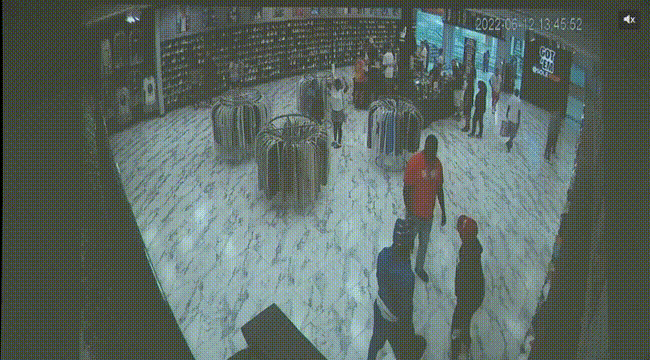 [서울=뉴시스] 타이론 그레이(27)는 미국 오하이오주 콜롬비아에 위치한 쇼핑몰에서 피해자와 말다툼 끝에 총으로 쏴 죽인 뒤 정당방위를 주장했다. (영상='10 WBNS' 캡처) 2025.06.17 *재판매 및 DB 금지 *재판매 및 DB 금지