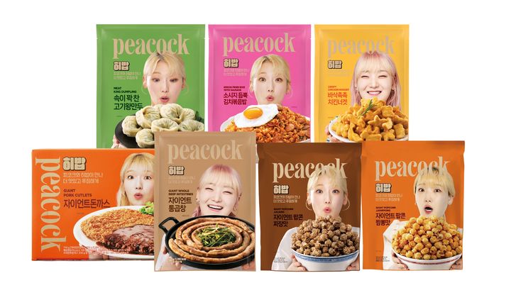 [서울=뉴시스]이마트 프리미엄 자체 브랜드(PB) 피코크는 먹방 크리에이터 '히밥’과 협업해 통곱창·왕만두·대용량 볶음밥 등 총 7종의 신제품을 출시했다고 18일 밝혔다.(사진=이마트 제공) *재판매 및 DB 금지