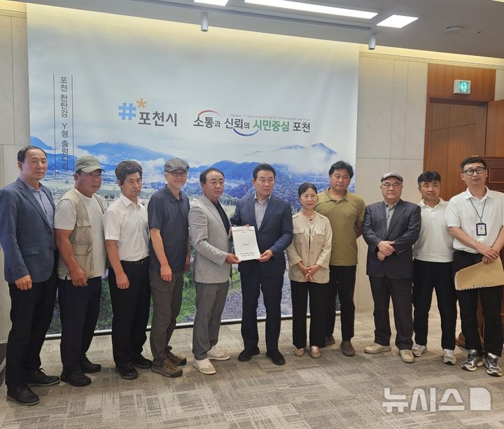 [포천=뉴시스] 경기 포천시 내촌면 주민 1200명이 베어스타운 장기 휴장으로 인한 지역경제 피해를 주장하며 시청에 탄원서를 제출했다. (사진=포천시청 제공) 2025.06.17 photo@newsis.com