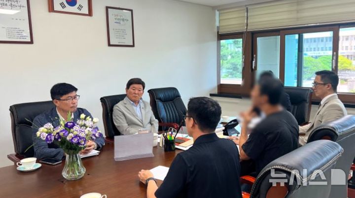 [제주=뉴시스] 16일 오후 제주도교육청에서 고(故) 현승준 교사 유족과 제주교사노조가 김광수 제주도교육감 등과 진상조사를 위한 면담을 하고 있다. (사진=제주교사노조 제공) 2025.06.17. photo@newsis.com