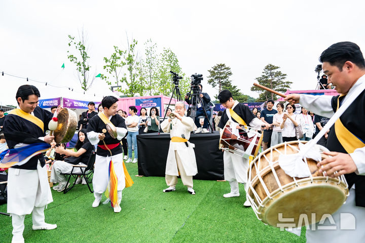 [서울=뉴시스]16일 세종예술의전당에서 열린 '2025 KoCACA아트페스티벌' 개막식에서 김덕수패 사물놀이가 축하공연을 펼치고 있다. (사진=한국문화예술회관연합회 제공) 
