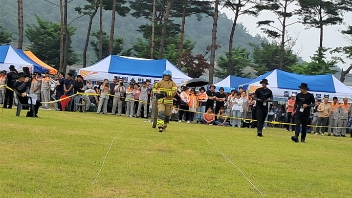 [대구=뉴시스] 대구동부소방서는 충청남도 공주시 중앙소방학교에서 열린 '제38회 전국의용소방대 소방기술경연대회'에서 소방호스 전개 및 회수 분야 전국 3위를 차지했다. (사진=대구동부소방서 제공) 2025.06.17. photo@newsis.com *재판매 및 DB 금지