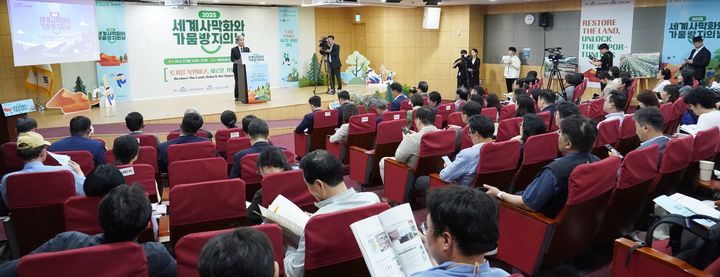 [서울=뉴시스] 17일 임상섭 산림청장이 '세계 사막화와 가뭄방지의 날'을 맞아 국회의원회관 열린 세미나서 기념사를 하고 있다.(사진=산림청 제공) *재판매 및 DB 금지