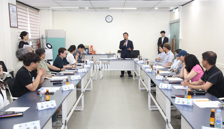 [정읍=뉴시스] 17일 정읍시청에서 열린 시민소통위원회, 이학수 시장이 인사말을 하고 있다. *재판매 및 DB 금지