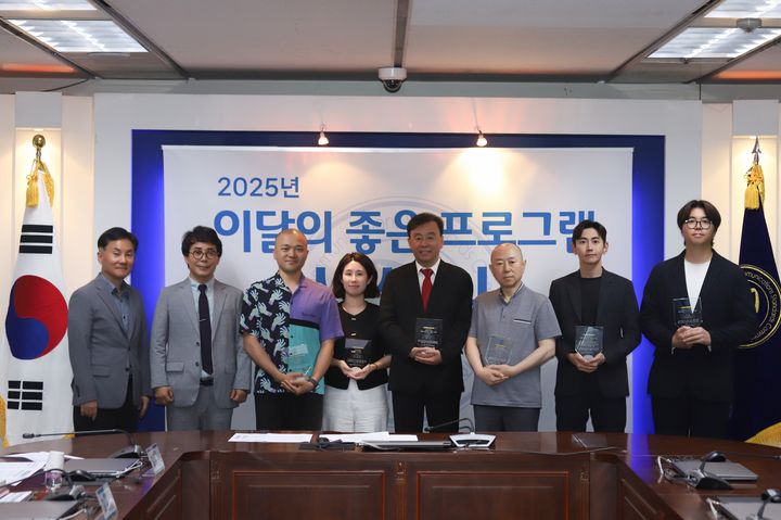 [서울=뉴시스] 방송통신심의위원회는 17일 서울 목동 방송회관에서 '2025년 4월 이달의 좋은 프로그램', '2025년 상반기 바른 방송언어 특별상' 시상식을 열었다. (사진=방송통신심의위원회 제공) 2025.06.17. photo@newsis.com *재판매 및 DB 금지
