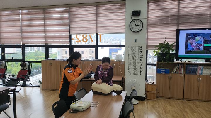 [대구=뉴시스] 대구 수성소방서는 더행복주간보호센터 노인 및 요양보호사 50명을 대상으로 소방안전교육을 실시했다. (사진 = 대구 수성소방서 제공) 2025.06.17. photo@newsis.com *재판매 및 DB 금지