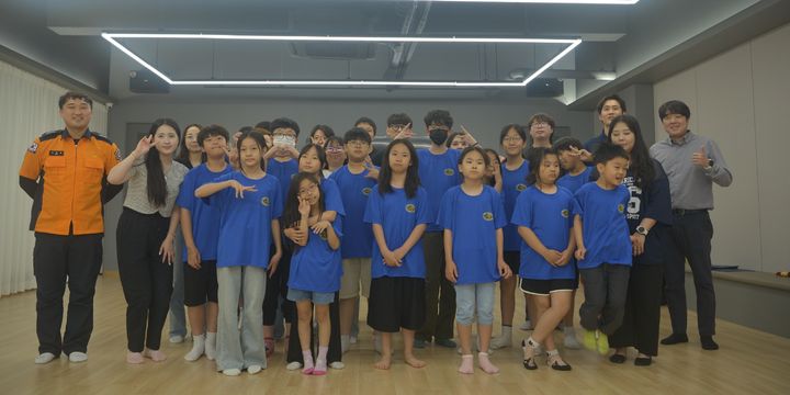 [대구=뉴시스] 대구 수성소방서는 한국119청소년단 입단식 개최 및 소방안전교육을 실시했다. (사진 = 대구 수성소방서 제공) 2025.06.17. photo@newsis.com *재판매 및 DB 금지