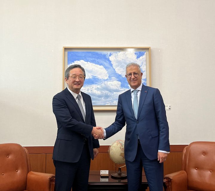 [서울=뉴시스]정병원 외교부 차관보가 17일 방한 중인 모하메드 라비 클리 모로코 철도청(ONCF) 청장과 면담했다. 2025.06.17 *재판매 및 DB 금지